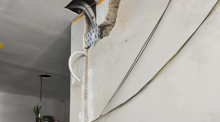 Canalización eléctrica nueva pasada por el techo de un local