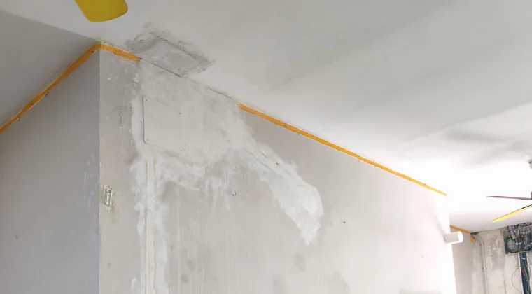 Local reformado con la instalación eléctrica y los puntos de luz nuevos