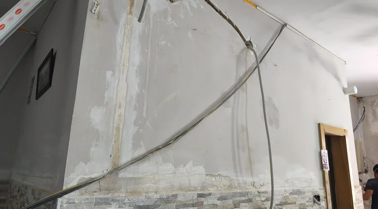 Cable nuevo pasado por la pared con la roza ya tapada