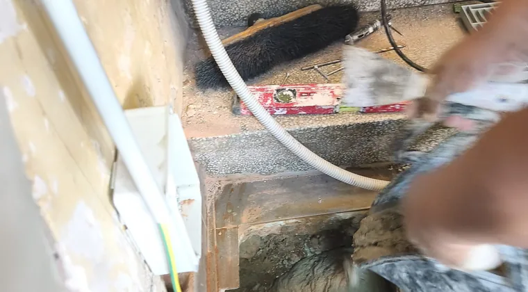 Instalación de la pica de la toma de tierra en la arqueta